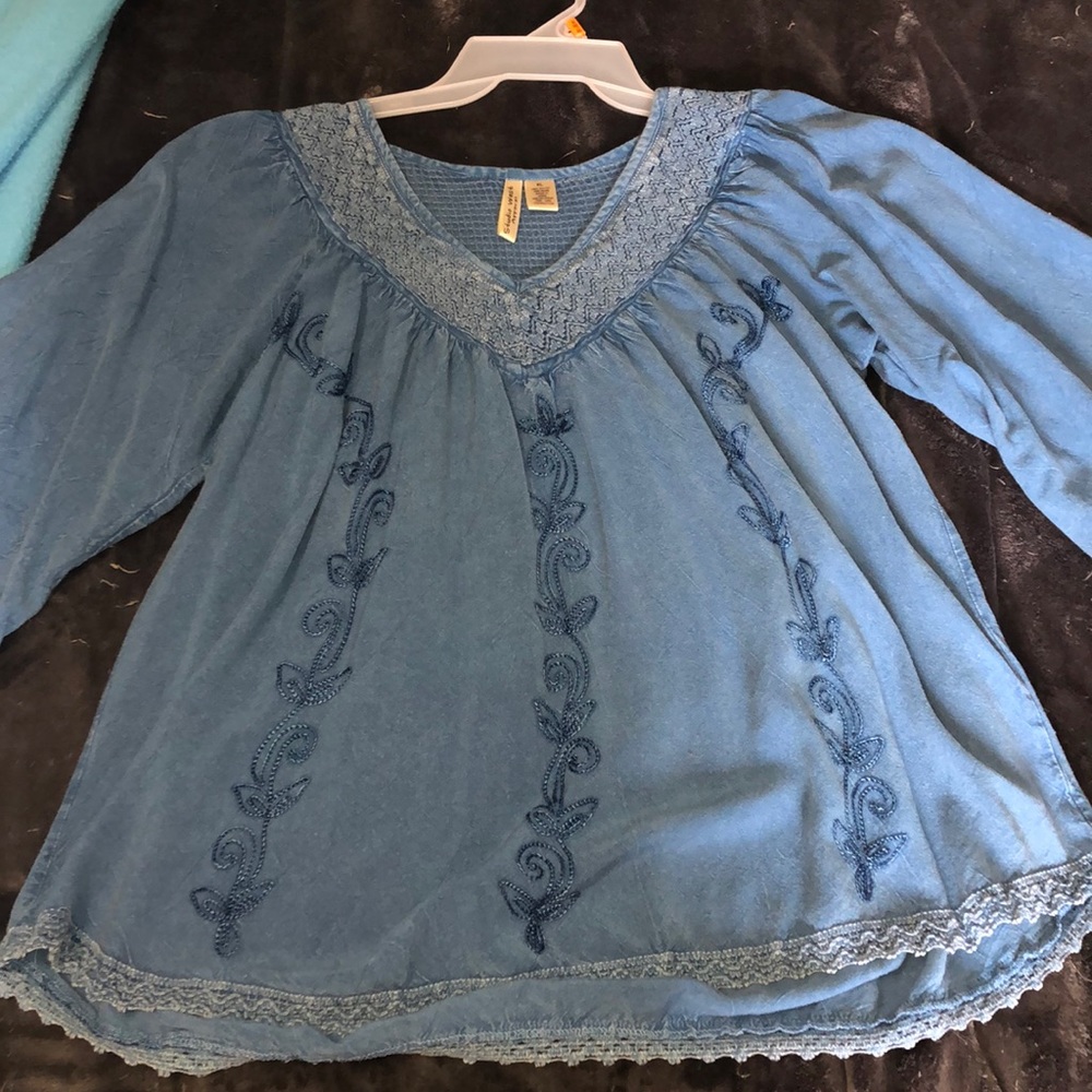 Denim quarter sleeve shirt w/ embroidered design